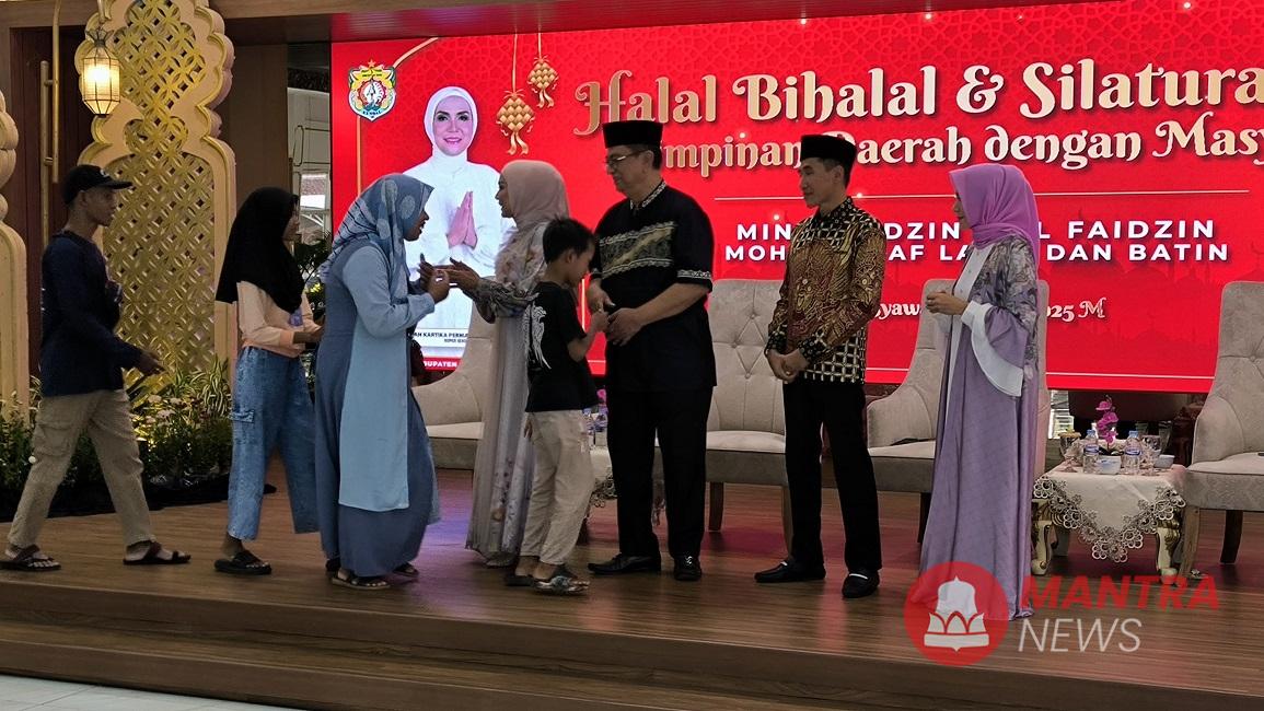 Bupati Kendal Dyah Kartika Permanasari beserta suami dan Wakil Bupati Kendal Benny Karnadi beserta istri saat menerima tamu di Pendopo Kendal, Selasa (1/4). (Arvian Maulana | Mantranews.id)