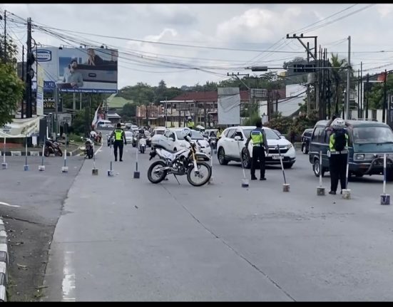 Aparat kepolisian Satlantas Polres Semarang tengah mengatur ruas jalan nasional di Ungaran Barat, atau tepatnya di Jalan Gatot Subroto, Kabupaten Semarang (jalur Semarang-Solo) pada H+1 atau Selasa (1/4). (Hesty Imaniar | Mantranews.id)