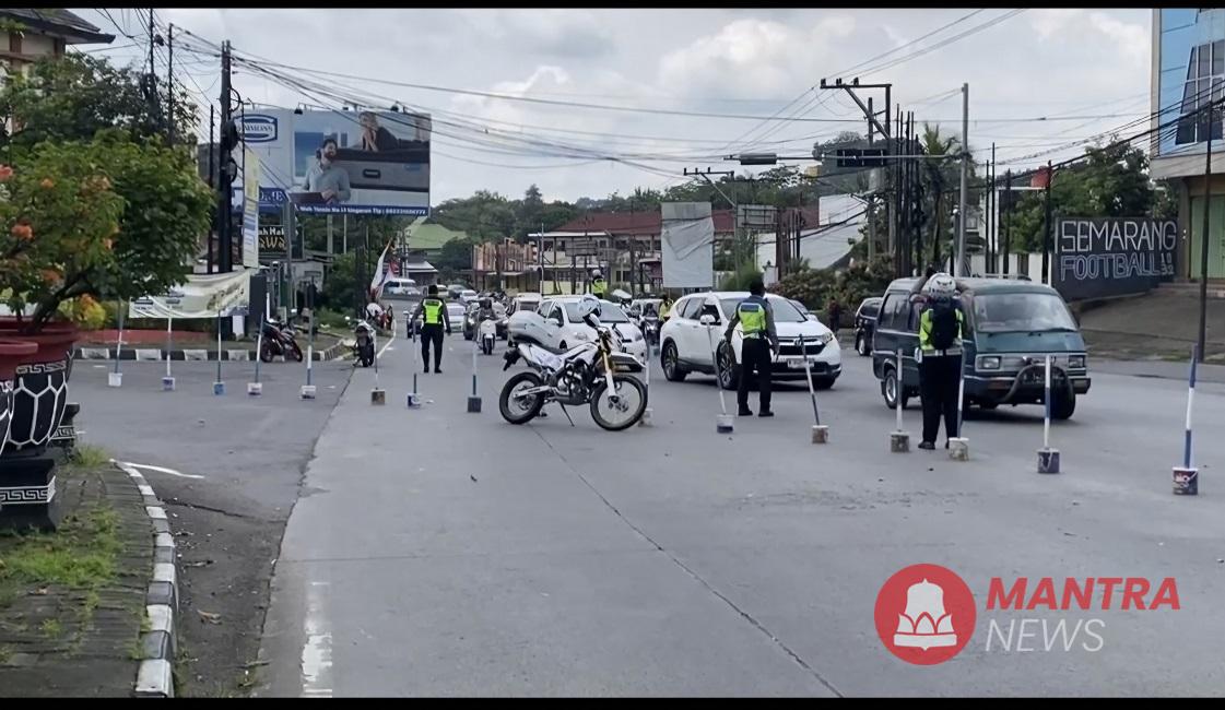 Aparat kepolisian Satlantas Polres Semarang tengah mengatur ruas jalan nasional di Ungaran Barat, atau tepatnya di Jalan Gatot Subroto, Kabupaten Semarang (jalur Semarang-Solo) pada H+1 atau Selasa (1/4). (Hesty Imaniar | Mantranews.id)