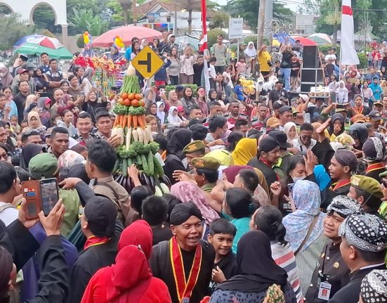 Ribuan warga Kabupaten Semarang berebut isi gunungan dalam acara kirab budaya HUT Ke-504 Kabupaten Semarang di lingkungan Sidomulyo, Kecamatan Ungaran, Kamis (17/4). (Hesty Imaniar | Mantranews.id)