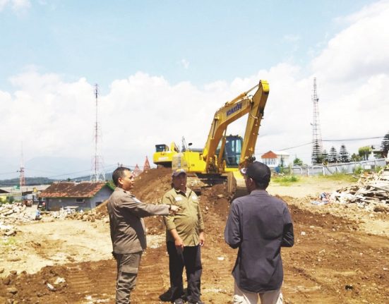 Satpol PP Kabupaten Semarang memonitoring pembangunan Taman Hiburan Celosia 2 di Kecamatan Bandungan, Kabupaten Semarang yang dihentikan sementara, Selasa (29/4/2025). (Hesty Imaniar | Mantranews.id)
