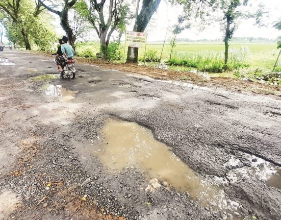 Kondisi ruas jalan raya Ngawen-Todanan yang rusak parah dan tidak kunjung diperbaiki oleh Pemerintah Kabupaten Blora. (Eko Wicaksono | Mantranews.id)
