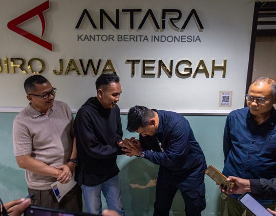 Direktur Pemberitaan LKBN ANTARA Irfan Junaidi (kanan) bersama Kabid Humas Polda Jateng Artanto (kiri) menyaksikan oknum polisi Walpri 2 Kapolri Ipda Endri Purwa Sefa (kedua kanan) menjabat tangan Wartawan foto LKBN ANTARA Makna Zaezar (kedua kiri) yang menjadi korban kekerasan di Kantor LKBN ANTARA Biro Jawa Tengah, di Semarang, Jawa Tengah, Minggu (6/4). (Anta | Mantranews.id)