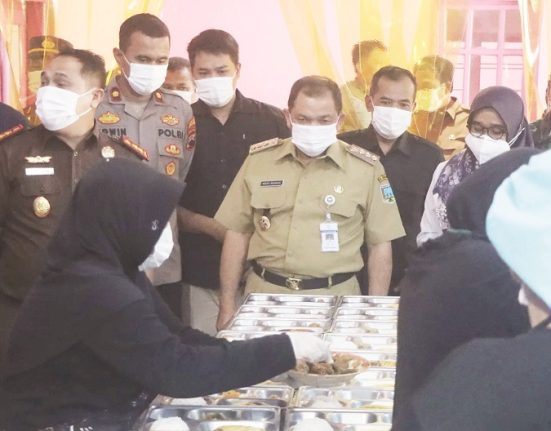 Bupati Semarang sedang menengok proses pengolahan paket menu MBG perdana SPPG Kecamatan Jambu, Kabupaten Semarang, Senin (14/4). (DOK. DISKOMINFO KAB. SEMARANG/Mantranews.id)