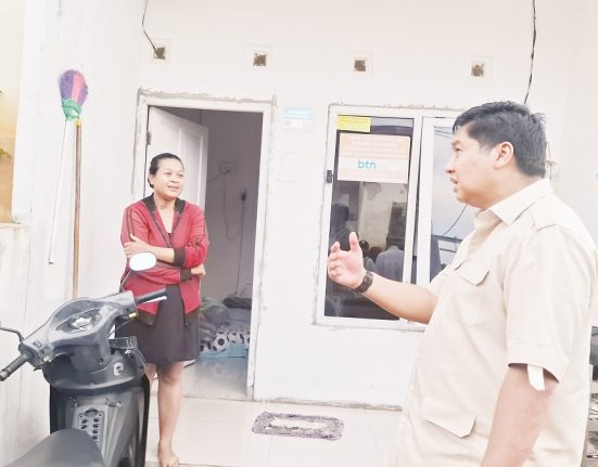 Menteri PKP Maruarar Sirait saat menerima keluhan warga soal infrastruktur Perum Punsae di Kabupaten Semarang. (Hesty Imaniar | Mantranews.id)