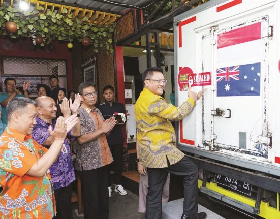 Wali Kota Salatiga Robby Hernawan melepas truk pengangkut olahan ketela yang akan diekspor ke Australia di Kampung Singkong Argotelo, beberapa waktu lalu. (DOK. PROKOMPIM SETDA SALATIGA/Mantranews.id) 