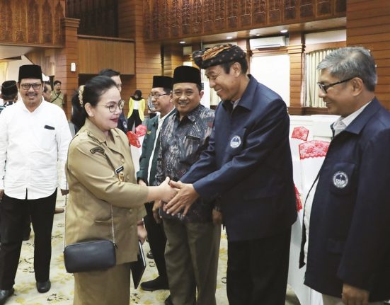 Wali Kota Semarang Agustina Wilujeng Pramestuti sedang menyapa salah satu tokoh agama dalam kegiatan silaturahmi di Gedung Moch. Ichsan, Selasa (15/4). (DOK. PEMKOT SEMARANG FOR Mantranews.id)