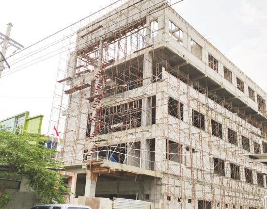 Nampak bangunan RS PKU Muhammadiyah yang menjadi saksi insiden maut jatuhnya lift crane awal Februari lalu. (Eko Wicaksono | Mantranews.id)