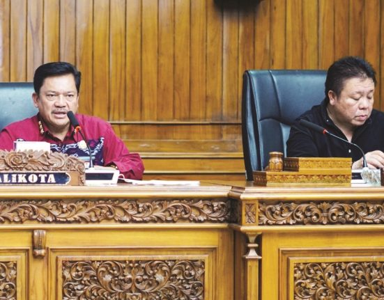 Wali Kota Salatiga Robby Hernawan sedang memaparkan Instruksi Presiden Nomor 1 Tahun 2025 pada Banggar DPRD dengan TAPD di Ruang Bhinneka Tunggal Ika DPRD Kota Salatiga, Jumat (11/4). (Dok. Prokompim Setda Salatiga | Mantranews.id)