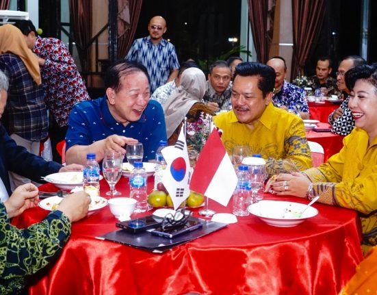 Wali Kota Salatiga Robby Hernawan berbincang dengan Wali Kota Mungyeong, Kores Selatan Shin Hyun Kook saat makan malam bersama di Gedung Papak Kantor Pemkot Salatiga, belum lama ini. (DOK. PROKOMPIM SETDA SALATIGA/Mantranews.id) 