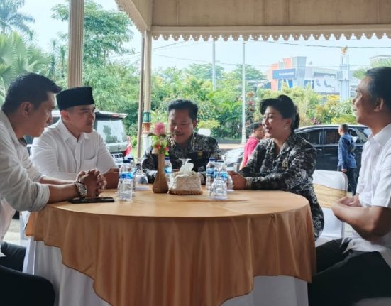 Ketua Umum PSI Kaesang Pangarep (dua dari kiri) berbincang dengan Wali Kota Salatiga Robby Hernawan di Rumah Dinas Wali Kota Salatiga, Jawa Tengah, Kamis (10/4). (DOK. PSI SALATIGA/Mantranews.id)