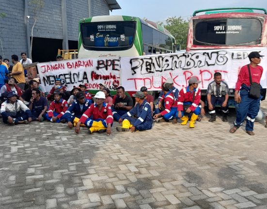 Para penambang saat mengawal audiensi perpanjangan izin sumur tua di Kabupaten Blora, Jawa Tengah, beberapa waktu lalu. (Eko Wicaksono | Mantranews.id)