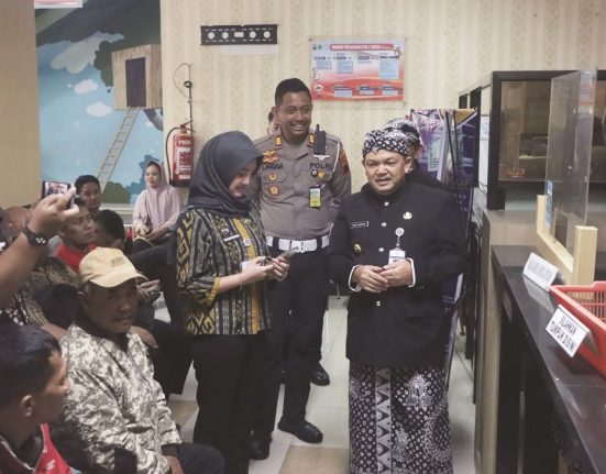 Bupati Semarang Ngesti Nugraha sedang melakukan peninjauan berlangsungnya program pemutihan pajak kendaraan di Kantor Samsat setempat, Selasa (15/4). (DOK. DISKOMINFO KAB. SEMARANG | Mantranews.id)