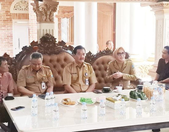 Sekda Kabupaten Semarang Djarot Supriyoto didampingi sejumlah kepala OPD menggelar konferensi pers Painting OTS 2 Pelukis Nusantara 2025 di halaman Goa Maria Kerep Ambarawa, Kabupaten Semarang, Senin (14/4). (Hesty Imaniar | Mantranews.id)