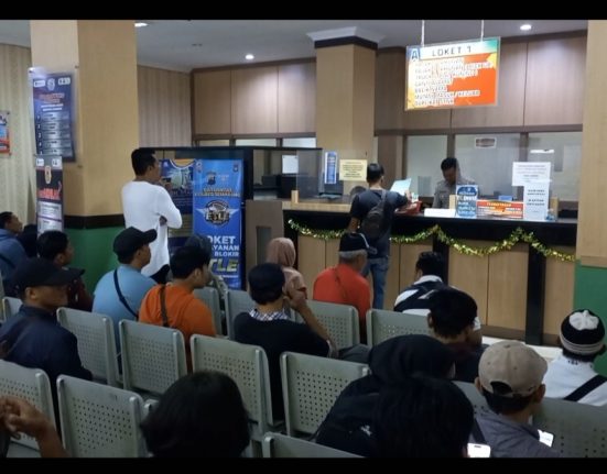  Ratusan warga menunggu giliran untuk membayarkan pajak kendaraan di Kantor Samsat Kabupaten Semarang. (Hesty Imaniar | Mantranews.id)