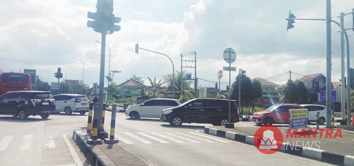 Sejumlah kendaraan pemudik melintas di kawasan Exit Tol Tingkir, Kota Salatiga, Senin (7/4). (Angga Rosa | Mantranews.id)