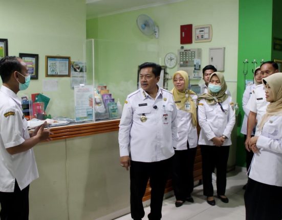 Wali Kota Salatiga Robby Hernawan saat melihat pelayanan di RSUD Salatiga, Jawa Tengah, Rabu (9/4). (DOK. SETDA SALATIGA/Mantranews.id)