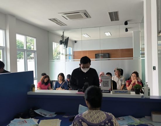 Seorang warga saat menyerahkan berkas untuk pengurusan SIM di Satuan Penyelenggara Administrasi SIM (Satpas) Satlantas Polres Salatiga, Rabu (9/4). (DOK. POLRES SALATIGA/Mantranews.id) 