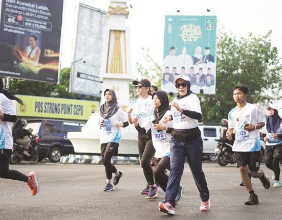 Sejumlah peserta sedang berlari menuju garis finis dalam acara BIMA CEPU RUN 25, Minggu (20/4/2025). (DOK. PEMKAB BLORA | Mantranews.id)