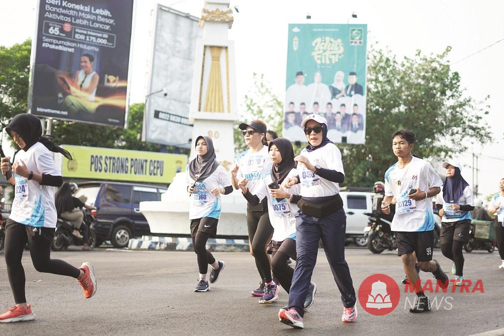 Sejumlah peserta sedang berlari menuju garis finis dalam acara BIMA CEPU RUN 25, Minggu (20/4/2025). (DOK. PEMKAB BLORA | Mantranews.id)