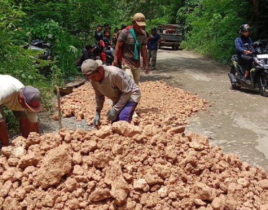 Para pekerja menguruk tanah di ruas jalan Cabak-Bleboh Kecamatan Jiken Kabupaten Blora, Senin (7/4). (Eko Wicaksono | Mantranews.id)