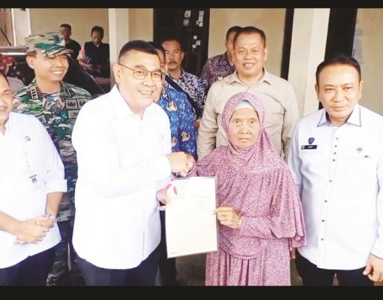 Wamen ATR/BPN Ossy Dermawan (kedua dari kiri) didampingi Bupati Semarang Ngesti Nugraha (kiri) menyerahkan sertifikat elektronik dari program PTSL pada warga di Dusun Kajangan, Desa Kalongan, Kecamatan Ungaran Timur, Kabupaten Semarang, Minggu (27/4). (Hesty Imaniar | Mantranews.id)
