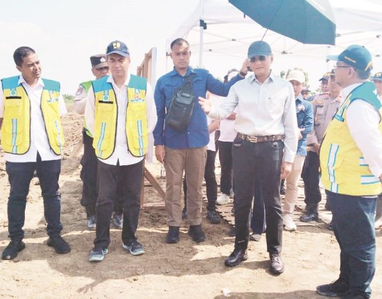 Menteri PUPR Dody Hanggodo (kedua dari kanan) saat meninjau penanganan tanggul jebol di Desa Baturagung, Kecamatan Gubug, Kabupaten Grobogan, Sabtu (26/4/2025). (Ahmad Abror | Mantranews.id)