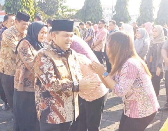Bupati Semarang Ngesti Nugraha diikuti Wakil Bupati Semarang Nur Arifah halal bihalal dengan para ASN di Pemkab Semarang, Selasa (8/4). (Hesty Imaniar | Mantranews.id)