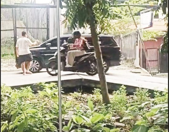 Sejumlah kendaraan sedang melintas di jalan beton wilayah Trangkil, Kota Semarang yang menyembul dan patah. (Dok. Pribadi for Mantranews.id)
