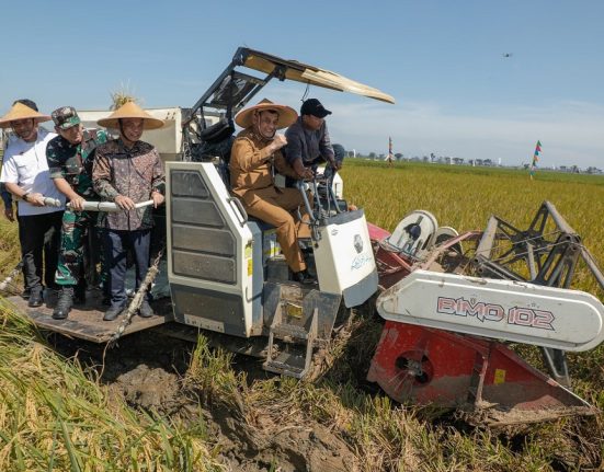 Gubernur Jateng Ahmad Luthfi memimpin langsung acara panen raya menggunakan combine harvester di Desa Ngombakan, Kecamatan Polokarto, Kabupaten Sukoharjo, Jawa Tengah, Senin (7/4). (DOK. PEMPROV JATENG | Mantranews.id)