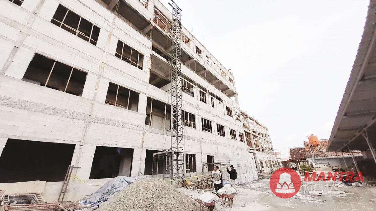 Proyek pembangunan RS PKU Muhammadiyah Blora masih mandek usai adanya insiden kecelakaan jatuhnya crane pada Sabtu (8/2) lalu. (Eko Wicaksono | Mantranews.id)