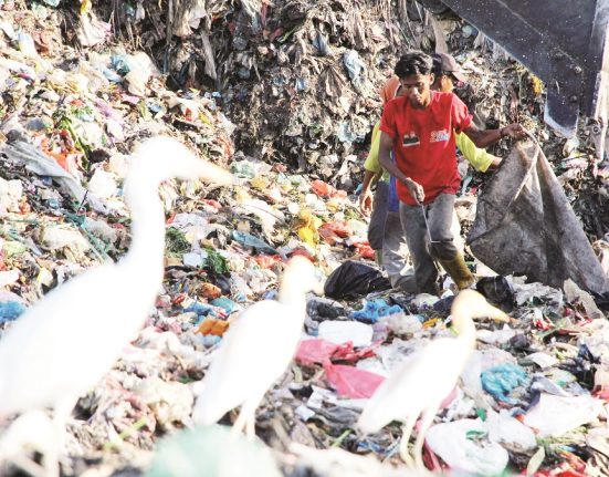 Sejumlah pemulung memilah sampah di salah satu TPA, Kamis (10/4). (Anta | Mantranews.id)