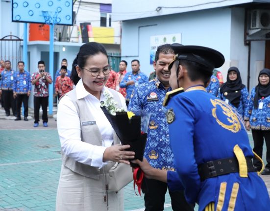 Wali Kota Semarang Agustina Wilujeng Pramestuti Saat Menghadiri Deklarasi Penyerahan Ijazah di SMP PGRI 1 Semarang, baru-baru ini. (Syahril Muadz | Mantranews.id)