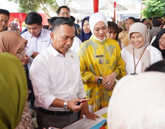 Mendukbangga/BKKB Wihaji didampingi Wakil Wali Kota Salatiga Nina Agustin mengunjungi stand Integrasi Layanan Primer dan program Quick Win di Salatiga, Minggu (20/4).  (Dok. Kominfo Kota Salatiga | Mantranews.id)