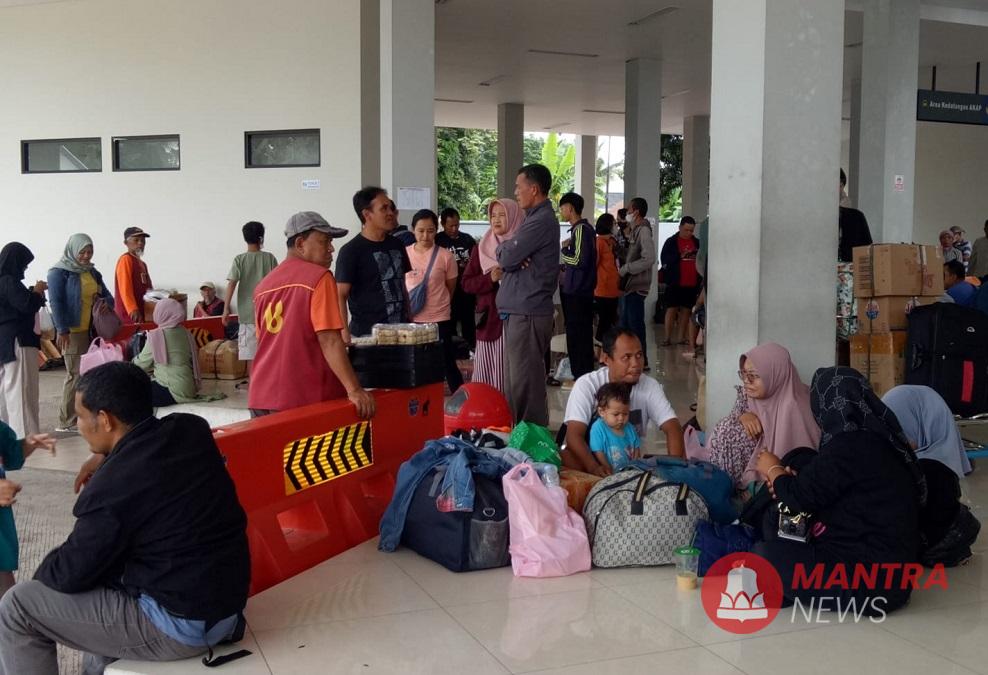 Ratusan penumpang menunggu bus yang akan mengangkutnya ke daerah tujuan di Terminal Tipe A Tingkir Salatiga, baru-baru ini. (DOK. Humas Terminal Tipe A Tingkir/Mantranews.id) 