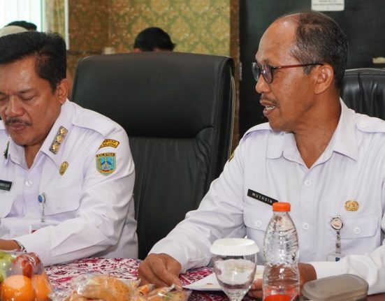Kepala DPMPTSP Salatiga Muthoin (kanan) memaparkan kendala yang dihadapi instansi yang dipimpinnya kepada Wali Kota Salatiga Robby Hernawan, Rabu (9/4). (DOK. PROKOMPIM SETDA SALATIGA/Mantranews.id)