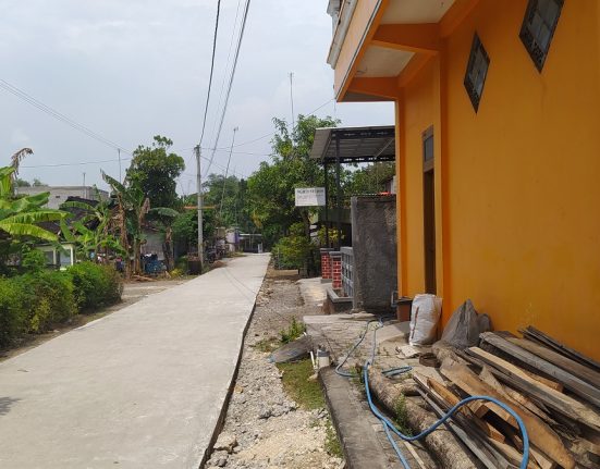Jalan di Desa Sumberjosari, RT 05 RW 01, Kecamatan Karangrayung, Kabupaten Grobogan, selesai dibangun oleh warga sekitar tanpa bantuan dari Pemdes. (Ahmad Abror | Mantranews.id)