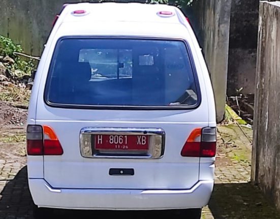 Mobil ambulans milik Puskesmas Sidorejo Lor, Kota Salatiga terparkir di halaman Puskesmas. (Angga Rosa | Mantranews.id)