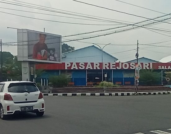 Suasana lingkungan Pasar Rejosari Salatiga, Jumat (25/4/2025). (Angga Rosa | Mantranews.id)