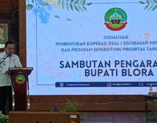 Bupati Blora Arief Rohman menyampaikan sambutan dalam Sosialisasi Koperasi Desa/Kelurahan dan Program Sengkuyung Prioritas di Pendopo Rumah Dinas Bupati Blora, Jateng, Rabu (23/4/2025). (Hanafi | Mantranews.id)
