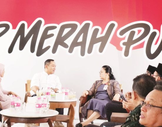 Wali Kota Semarang Agustina Wilujeng bersama Mantan Wali Kota Semarang Hendrar Prihadi berbincang sekaligus menyambung silaturahmi, bertempat di kediaman Hendrar Prihadi, Selasa (8/4). (Syahril Muadz | Mantranews.id)