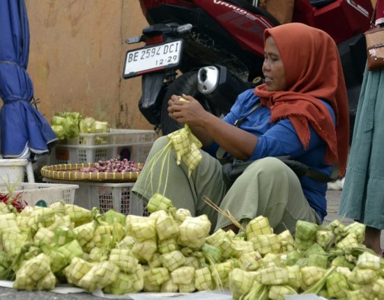 Seorang penjual janur kuning sekaligus ketupat jadi sedang menjual daganganny. (Anta | Mantranews.id)