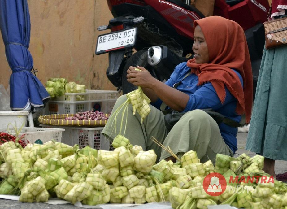 Seorang penjual janur kuning sekaligus ketupat jadi sedang menjual daganganny. (Anta | Mantranews.id)