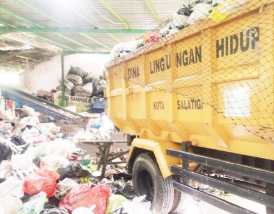 Satu unit truk Dinas Lingkungan Hidup Salatiga saat memuat sampah di TPS3R Bulu, Tegalrejo, Argomulyo, baru-baru ini. (Dok. Pribadi for Mantranews.id)