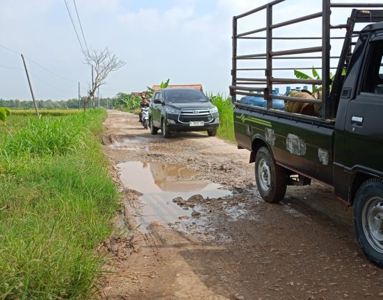Sejumlah kendaraan sedang melewati jalanan yang rusak, belum lama ini. (Hanafi | Mantranews.id)