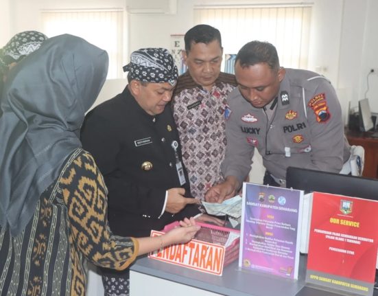 Bupati Semarang Ngesti Nugraha sedang berbincang dengan salah satu warga Kabupaten Semarang yang memanfaatkan pelayanan di MPP, Rabu (16/4). (Dok. Diskominfo Kab. Semarang for Mantranews.id)