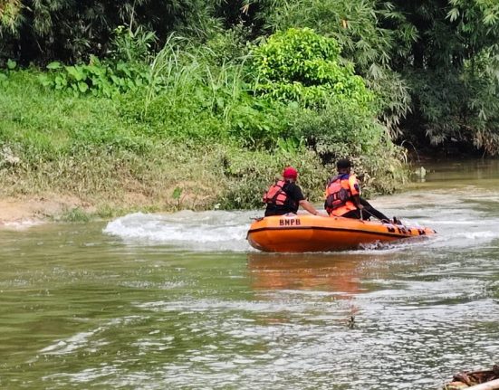 Tim Gabungan sedang mencari anak lak-laki bernama M. Nizam Kafi yang hilang karena tenggelam di Sungai Sanggrahan, Kecamatan Brati, Kabupaten Grobogan, Senin (12/5/2025). (Ahmad Abror | Mantranews.id)