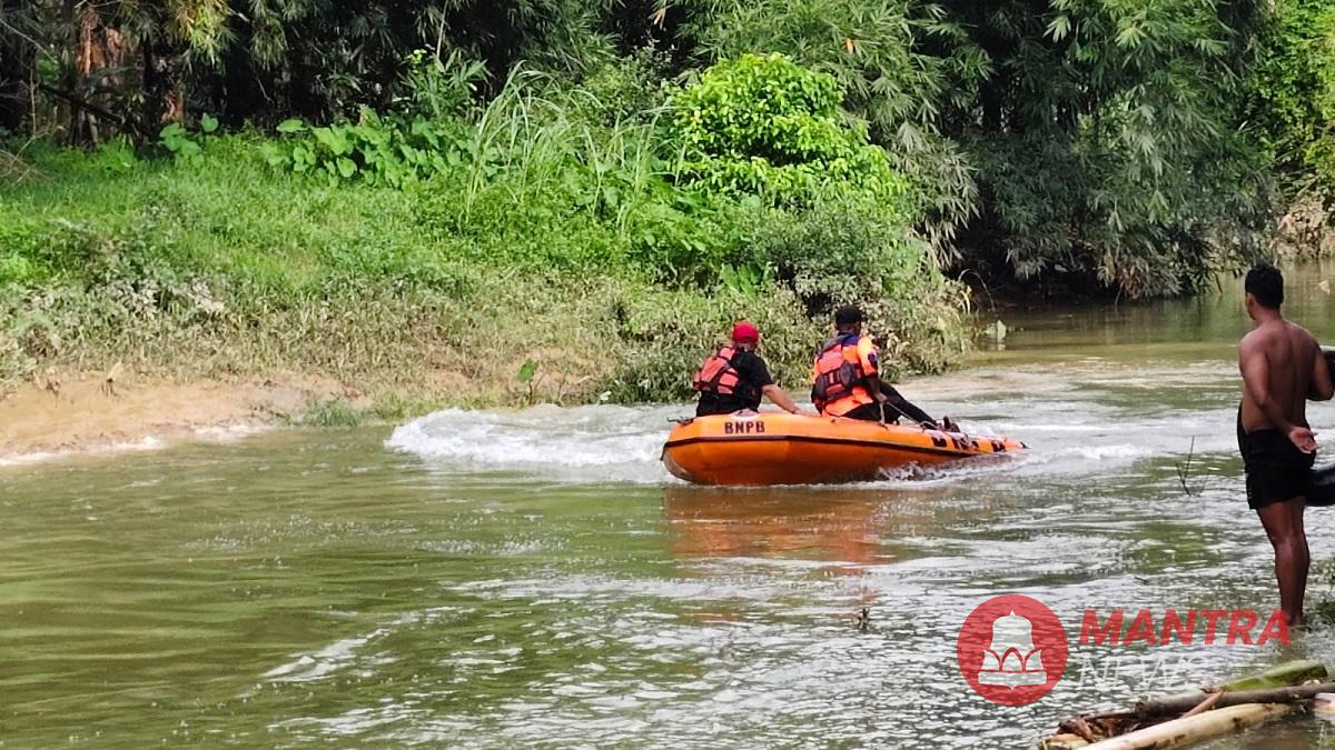 Tim Gabungan sedang mencari anak lak-laki bernama M. Nizam Kafi yang hilang karena tenggelam di Sungai Sanggrahan, Kecamatan Brati, Kabupaten Grobogan, Senin (12/5/2025). (Ahmad Abror | Mantranews.id)