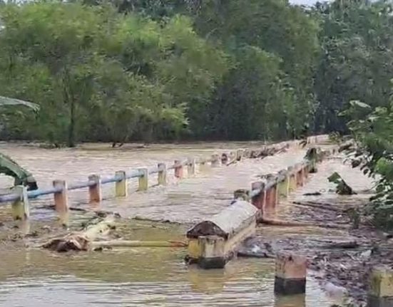 Nampak sebuah jembatan yang hampir terbawa arus banjir di Kabupaten Blora. (Anta | Mantranews.id)
