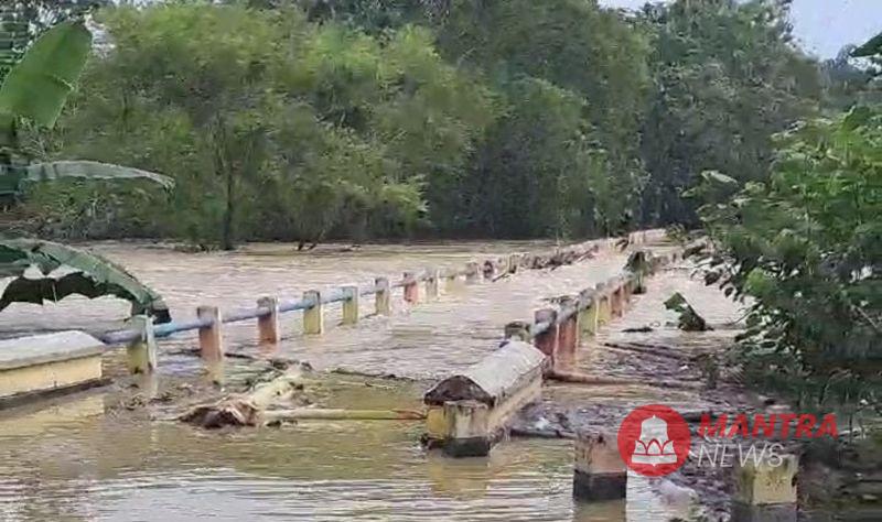 Nampak sebuah jembatan yang hampir terbawa arus banjir di Kabupaten Blora. (Anta | Mantranews.id)